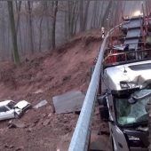 Straße mitsamt Auto eingesackt