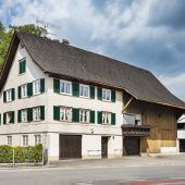 Stickerei und Architektur in einer Ausstellung