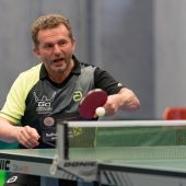 Mit einer Hand an der Meisterschale