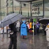 Demonstration vor dem Montforthaus
