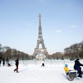 Eiffelturm muss mit Brennern von Eis befreit werden