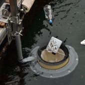 Tonne saugt Meeresmüll auf