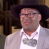 Maori protestiert gegen Schlipspflicht