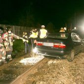 Betrunkener parkte sein Auto auf dem Bahngleis