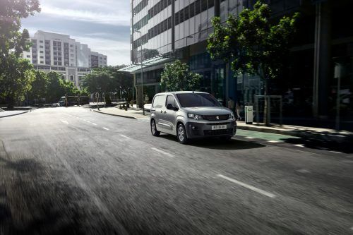 Weit wie ein Löwenmaul kann der Peugeot Partner je nachdem seine Heckklappe oder seine Hecktüren, ebenso mindestens eine Schiebetüre aufreißen.