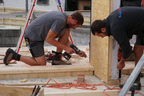 Arbeit gäbe es für Handwerker genug, aber oft fehlt derzeit das Material.  LB