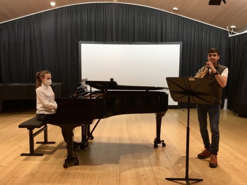 Clemens Winsauer (r.) konnte nach elf Jahren Musikschulunterricht seine Oberstufenprüfung im Jänner mit ausgezeichnetem Erfolg abschließen. Musikschule/Schuchter