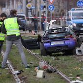 Auto fährt in Leipzig in Menschenmenge