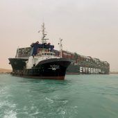 Containerschiff ­blockiert Suezkanal