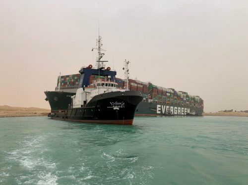 Das Containerschiff ist auf Grund gelaufen und hat sich quergestellt.  REUTERS