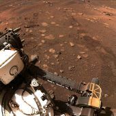 Mars-Rover fährt erstmals über Roten Planeten