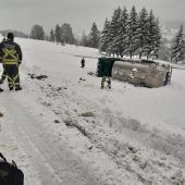 Milchtransporter überschlägt sich in Wiese