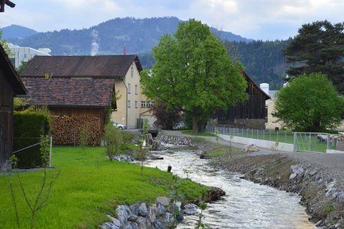 Der Mühlbach vor der Renaturierung (links) und nach dem Rückbau (rechts).