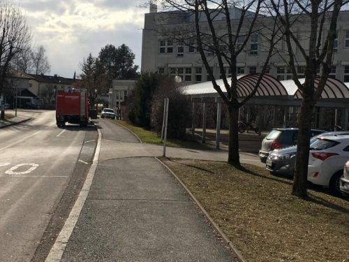 Die 20-jährige Frau wurde in unmittelbarer Nähe der HTL Dornbirn von drei Tätern genötigt und verletzt. VN