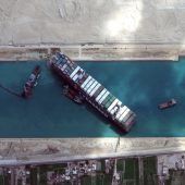 Kanalbehörde bereitet Entladung des feststeckenden Schiffes vor