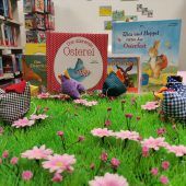 Ostereier-Malaktion in der Bibliothek