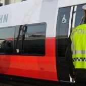 Kontrolleur und Fahrgäste im Zug angegriffen