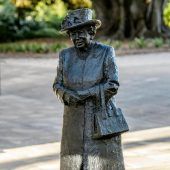 Queen scherzt über Queen-Statue