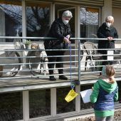 Volksschüler schicken bunte Grüße ins Seniorenzentrum