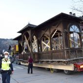 Fliegender Holzpavillon