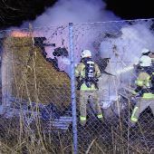 Riedhütte in Flammen