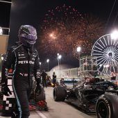 Lewis Hamilton siegt beim Saisonauftakt