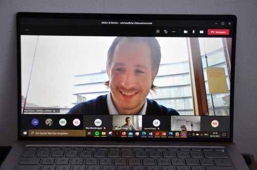 Finanzexperte Yves Pircher war den Schülern live zugeschaltet. lcf