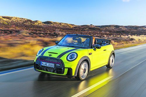Im neuen Modelljahr fährt das Mini Cabrio dezent überarbeitet vor. werk