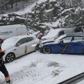 Schneechaos führt zu Massenkarambolage