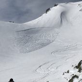 Schneebrett reißt Tourengeherin mit