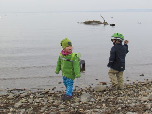 Lotta und Maximilian genießen die Uferlandschaft am Bodensee.