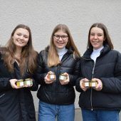 Schülerinnen mit Juniorfirma auf den Märkten im Bezirk