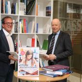 Offener Bücherschrank in der Sparkasse