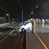 Betrunkene landet mit Pkw auf Bahngleis