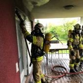 Flammen auf dem Balkon