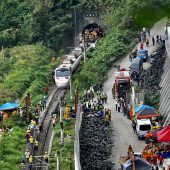 Lastwagen soll in Taiwan schweres Zugunglück ausgelöst haben