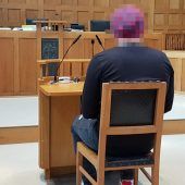 Messer ins Gesäß des Kontrahenten gestoßen