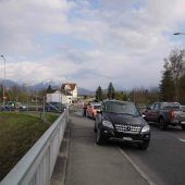 Auto schleift Zöllner mit