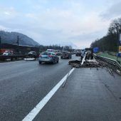 Anhänger kippte auf Autobahn um