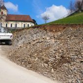 Baggern für mehr Platz in Richtung Kloster