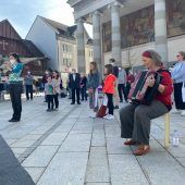 Tanzend für Kinderrechte beten