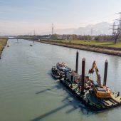 Eine schwimmende Plattform mit Bagger ist für Rhesi im Einsatz. »A6