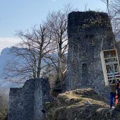 Skulptur von Mario Dalpra bei der Ruine Alt-Ems gelandet. »D8