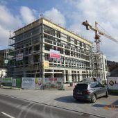 Dorfmitte unter Dach