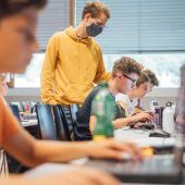 Experimentierfreudige Jugendliche sind der Digitalisierung auf der Spur