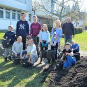 Rohrbacher Volksschüler legen Beeren-Naschgarten an