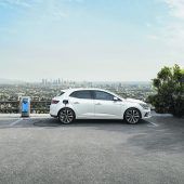 Autonews der Woche Renault setzt Elektrifizierungsstrategie fort / Honda hat den HR-V komplett neu gestaltet / Tesla bleibt größter Elektroautohersteller der Welt