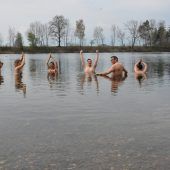 Bei zehn Grad in den Alten Rhein