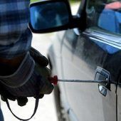 Jugendlicher Autoknacker