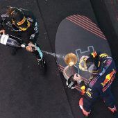 . . . und am Ende gewinnt Lewis Hamilton